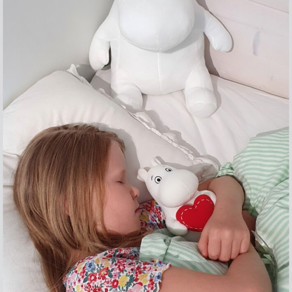 Muumipeikko syd&auml;n-pehmolelu, 18 cm