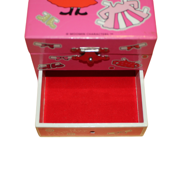 K&Auml;YTETTY Pikku Myy -soittorasia, paperinukke-teema