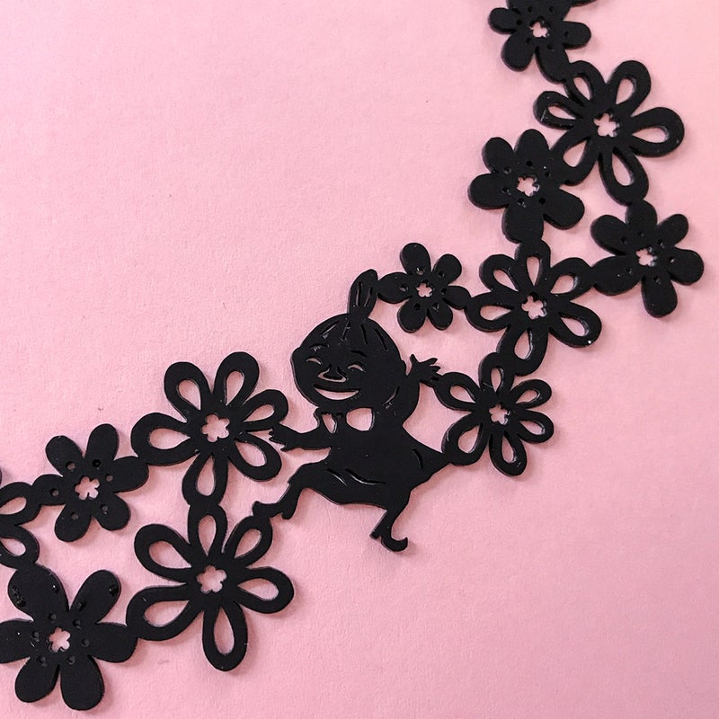 Coruu Pikku Myy Kukkaistanssi Kaulakoru, Musta