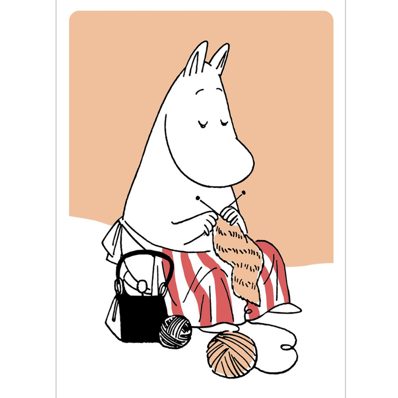 Kohopainettu Muumi-postikortti: Muumimamma neuloo