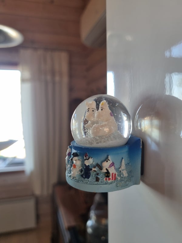 Muumipeikko ja Niiskuneiti lumihiutalepallo magneetti